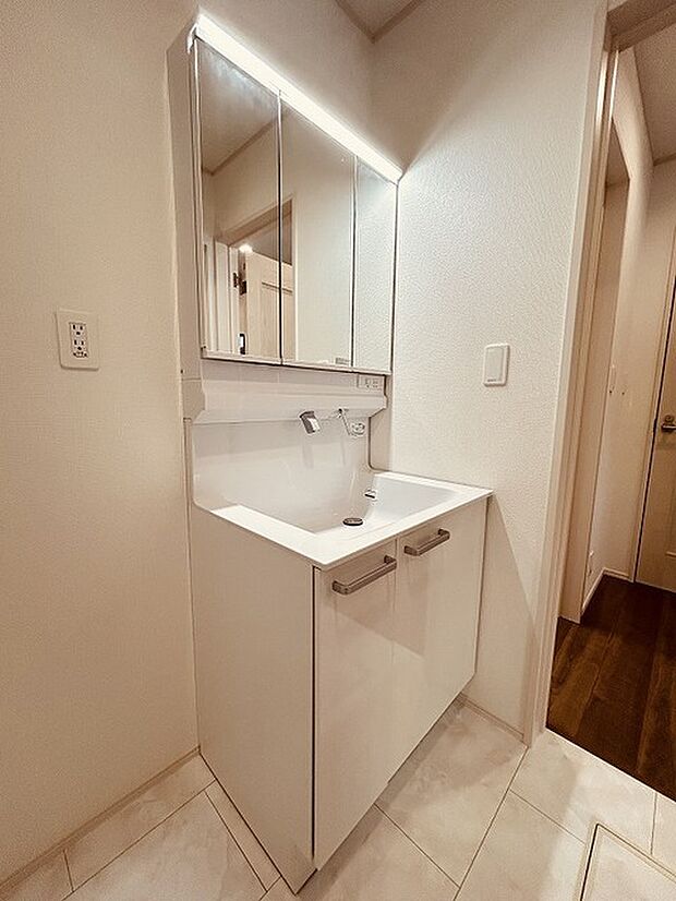 三面鏡に洗面台。 コンセントに照明機能、多機能性を備えた設備です。