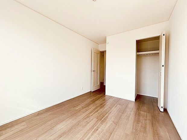 各所に効率的に配置された収納スペースがあり、日常のモノをすっきりと収納できます。