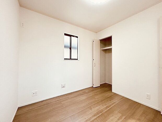 スマートなデザインと賢い収納が生活を快適にします。広々とした雰囲気を演出する工夫が施され、生活空間の魅力を引き出します。