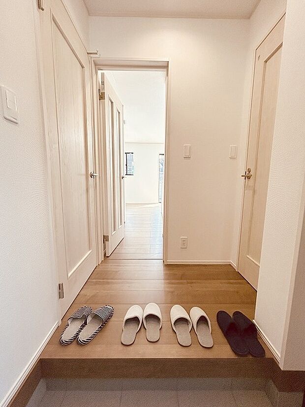 玄関は家の第一印象を左右する重要な場所。ほどよい広さとスタイリッシュな色遣いが印象的です。