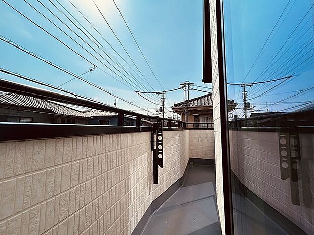 季節の変化や天気の良い日には、バルコニーでの時間が心地よく、気分をリフレッシュさせることができます。 