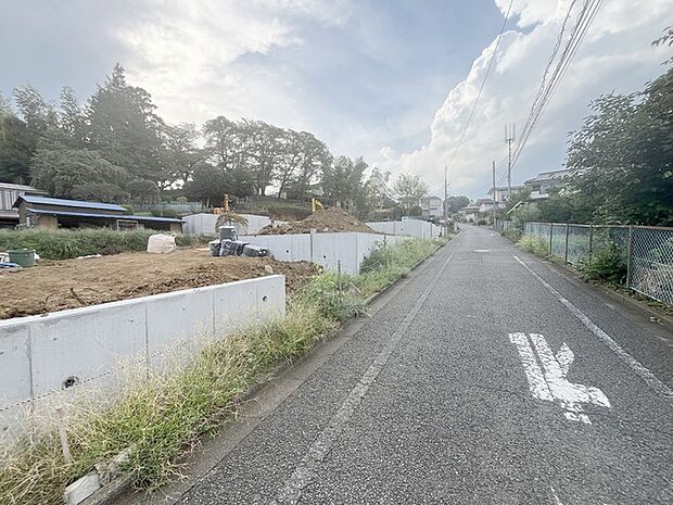 安心して暮らすことのできる住宅街。　住宅地の道路は一般に交通量が少なく車などの騒音が少ないため、住民にとって静かな生活環境が提供されます。 