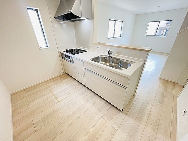 お料理をしながらリビングの家族やゲストとの会話が楽しめるカウンタータイプのキッチン。毎日のお料理を楽しく快適に。 