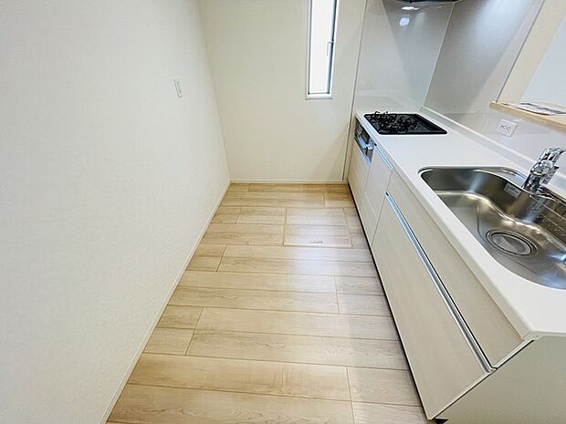 キッチンコンロスペースの近くには、空気の入れ替えが可能な開口部を設置！！ お料理をする際には、換気扇を回しながら匂いが籠らない様に開放してお料理もお楽しみ頂けます。 