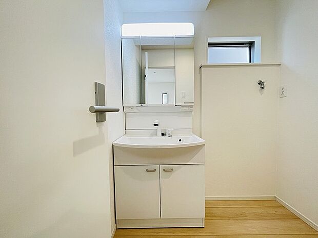 三面鏡に洗面台。 コンセントに照明機能、多機能性を備えた設備です。  