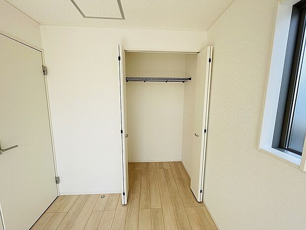 豊富な収納スペースもこの物件の特長の一つ。各所に収納が完備されており、生活をスッキリと整えることができます。 