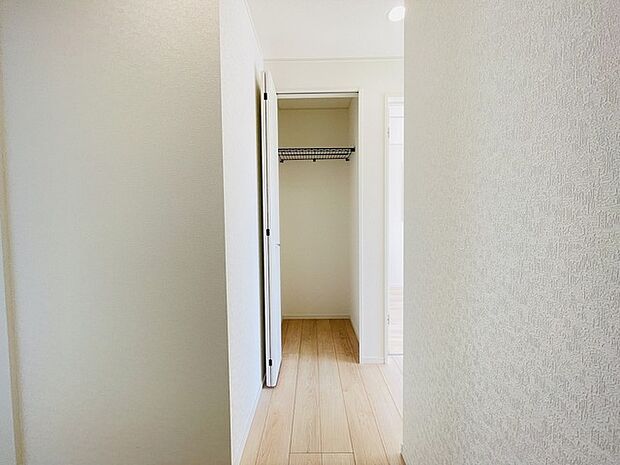 各所に効率的に配置された収納スペースがあり、日常のモノをすっきりと収納できます。 