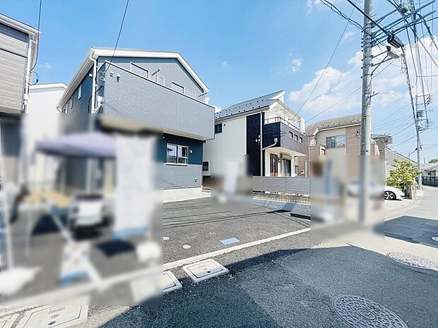 周辺の街並みの中で適度な主張、生活に溶け込むシンプルなデザインの外観が魅力の一戸建です。 