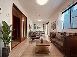 シンボルツリーのある「三鷹牟礼の家」 3LDKのリビング/ダイニング