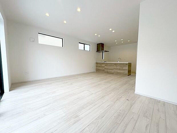 家族が食事するダイニングスペースをキッチンから見渡せる設計に。お料理をしながら家族とのコミュニケーションが増えそうな予感。 