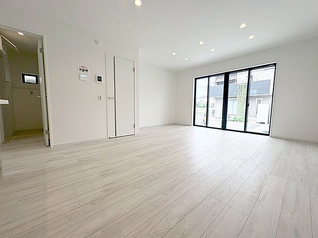 家族の集まるリビングは気持ちの良い自然光が差し込む団欒空間。室内のご見学予約も随時、受付中ですのでお気軽にお問合せください。 