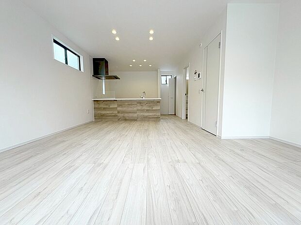 実際に室内をご見学頂くと生活のイメージが広がると思います。家具を置いたイメージや窓からの景色など。周辺で販売に出している物件も一緒にまとめてご見学頂き、比較する事もできます。