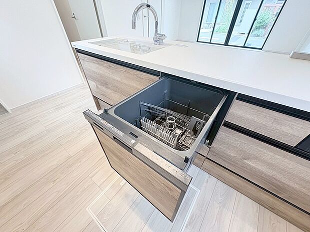 毎日の家事をサポートしてくれる食洗器も標準に装備。ちょっと嬉しい設備です 