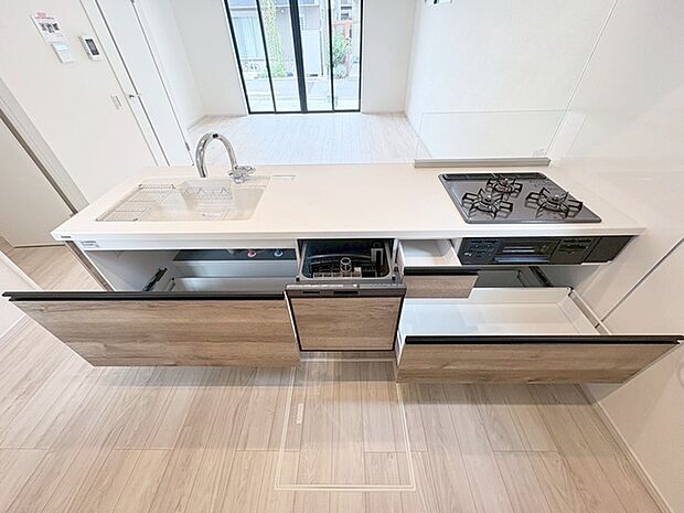 カウンターキッチンならではの開放的な見通し、全体が見渡せることでご家族の団欒スペースもより明るく笑顔が溢れる空間となります。 