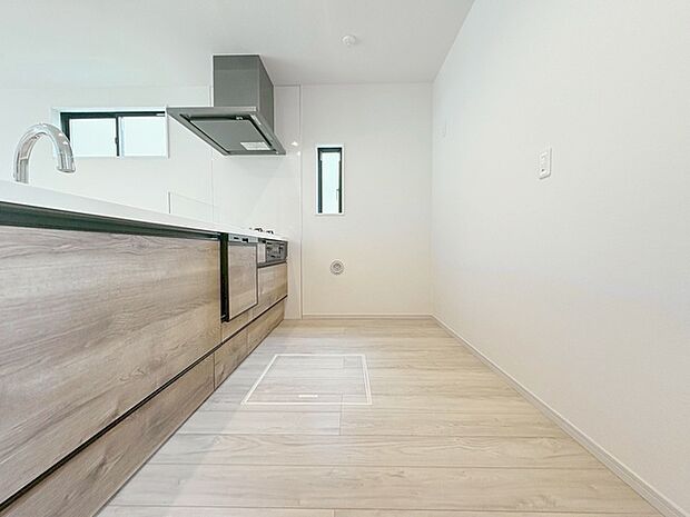 キッチンコンロスペースの近くには、空気の入れ替えが可能な開口部を設置！！ お料理をする際には、換気扇を回しながら匂いが籠らない様に開放してお料理もお楽しみ頂けます。 