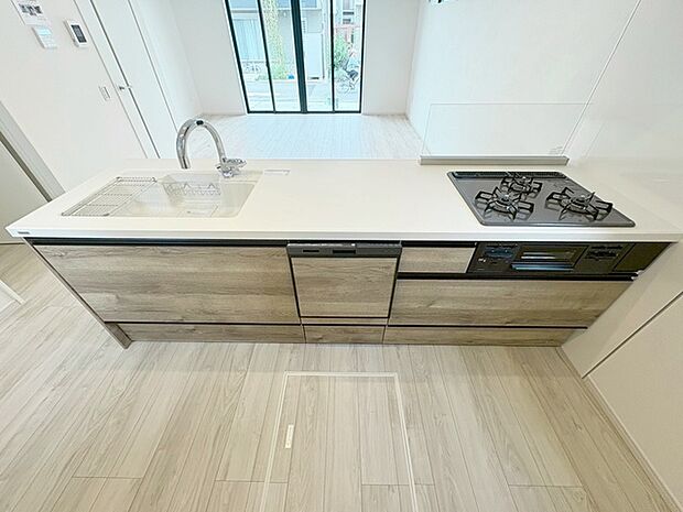 お料理をしながらリビングの家族やゲストとの会話が楽しめるカウンタータイプのキッチン。毎日のお料理を楽しく快適に。 