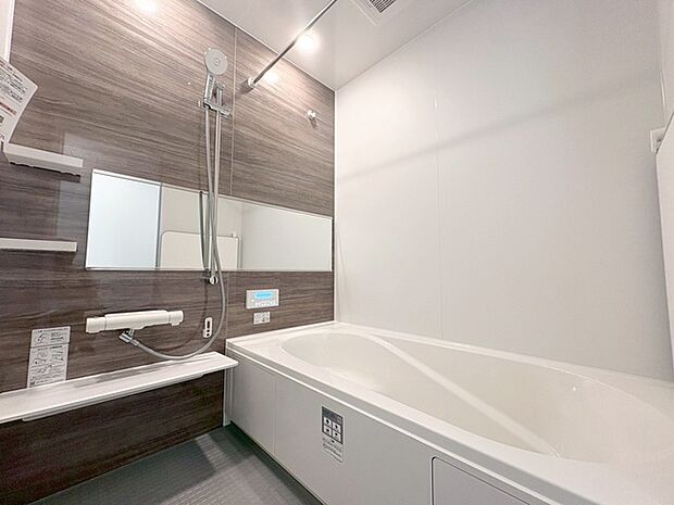 一日の疲れを癒してくれるゆったりとしたバスルームです。 