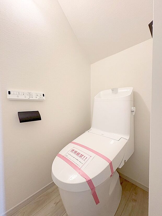 トイレにはウォシュレット機能を標準装備。 