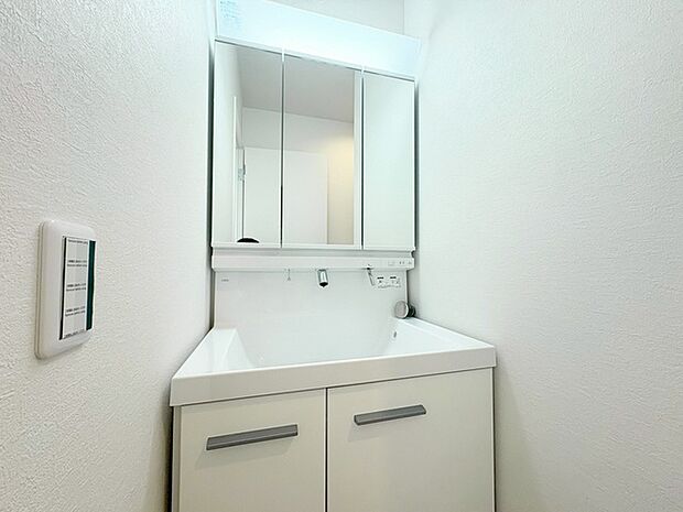 三面鏡に洗面台。 コンセントに照明機能、多機能性を備えた設備です。  