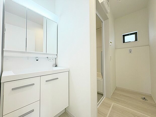 三面鏡に洗面台。 コンセントに照明機能、多機能性を備えた設備です。  