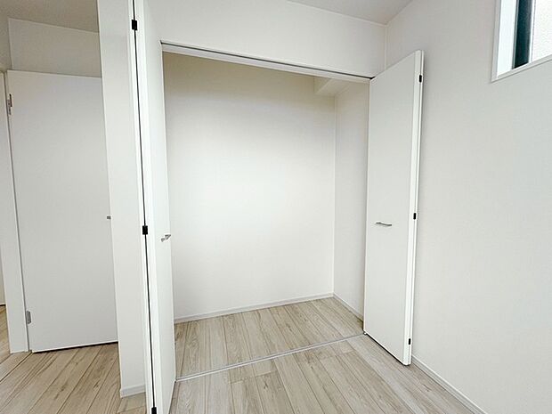 豊富な収納スペースもこの物件の特長の一つ。各所に収納が完備されており、生活をスッキリと整えることができます。 