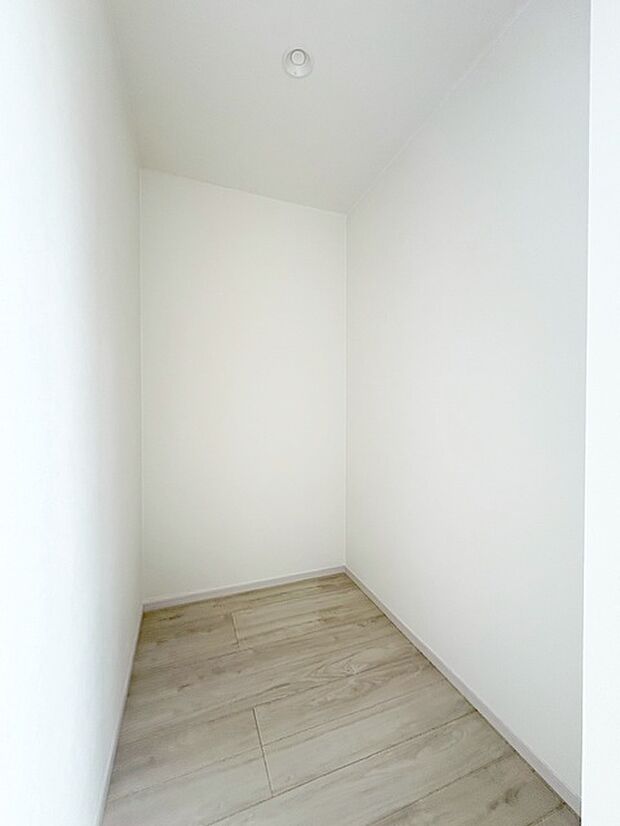 スタイリッシュなデザインと快適な居住性を兼ね備えた洋室。広々とした空間は、自分らしいインテリアを楽しむことができるほか、リラックスした時間を過ごすことができそうです。 