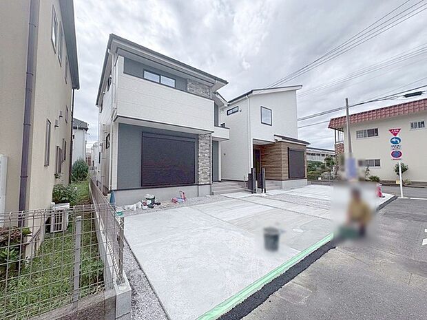 周辺の街並みの中で適度な主張、生活に溶け込むシンプルなデザインの外観が魅力の一戸建です。 