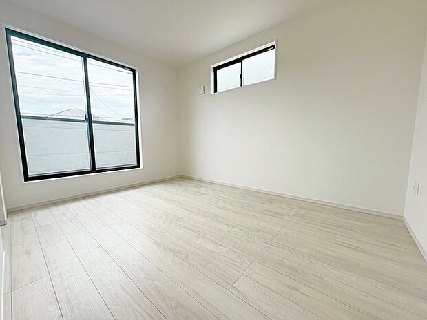 スタイリッシュなデザインと快適な居住性を兼ね備えた洋室。広々とした空間は、自分らしいインテリアを楽しむことができるほか、リラックスした時間を過ごすことができそうです。 