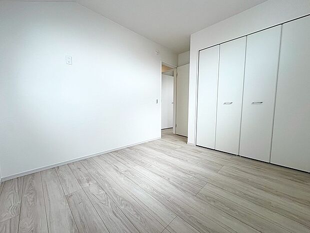 実際に室内をご見学頂くと生活のイメージが広がると思います。家具を置いたイメージや窓からの景色など。周辺で販売に出している物件も一緒にまとめてご見学頂き、比較する事もできます。