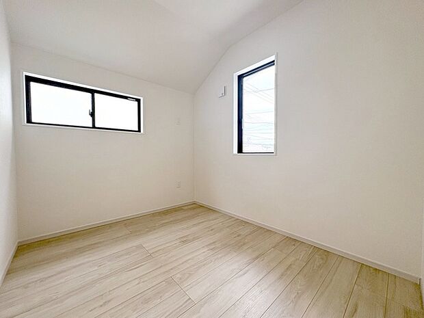 スマートなデザインと賢い収納が生活を快適にします。広々とした雰囲気を演出する工夫が施され、生活空間の魅力を引き出します。  