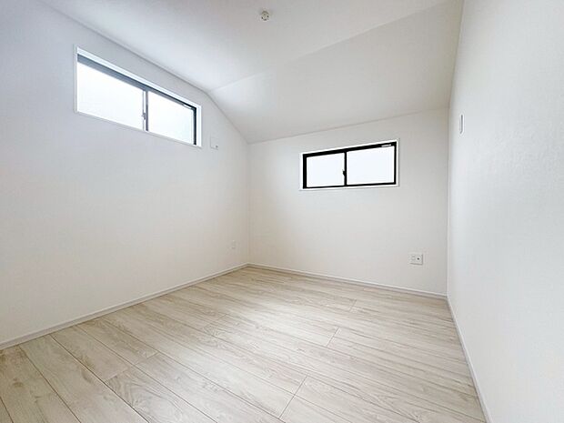 勾配天井の2階のお部屋。この勾配の角度がお洒落な雰囲気を感じさせてくれます。 