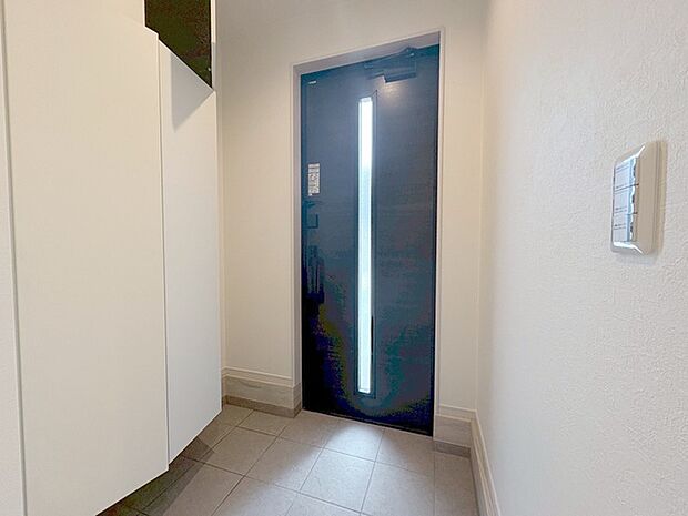 玄関は家の第一印象を左右する重要な場所。ほどよい広さとスタイリッシュな色遣いが印象的です。 