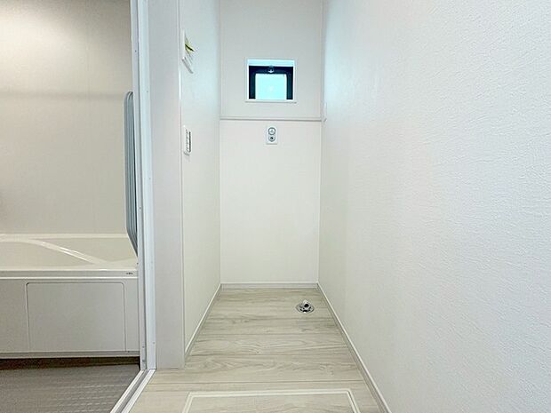 使いやすいタイプの洗面化粧台のあるランドリースペース 