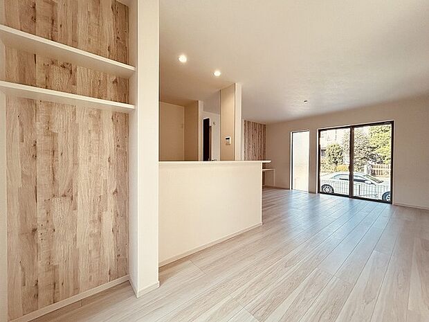 家族が食事するダイニングスペースをキッチンから見渡せる設計に。お料理をしながら家族とのコミュニケーションが増えそうな予感。 