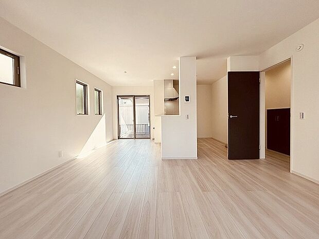 家族が一番集まる場所だから広々としつつも素敵な空間であって欲しい。みんながくつろぐリビングからキッチンまでが一つの空間のように繋がる間取り。 