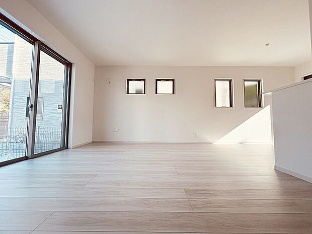 実際に室内をご見学頂くと生活のイメージが広がると思います。家具を置いたイメージや窓からの景色など。周辺で販売に出している物件も一緒にまとめてご見学頂き、比較する事もできます。