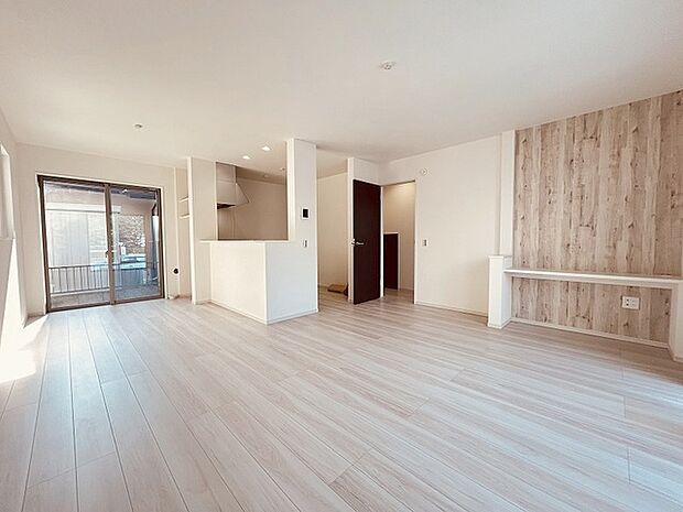 家族の集まるリビングは気持ちの良い自然光が差し込む団欒空間。室内のご見学予約も随時、受付中ですのでお気軽にお問合せください。 