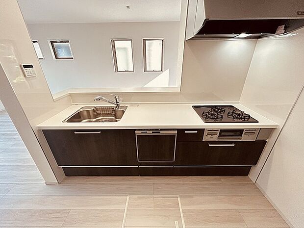 お料理をしながらリビングの家族やゲストとの会話が楽しめるカウンタータイプのキッチン。毎日のお料理を楽しく快適に。 