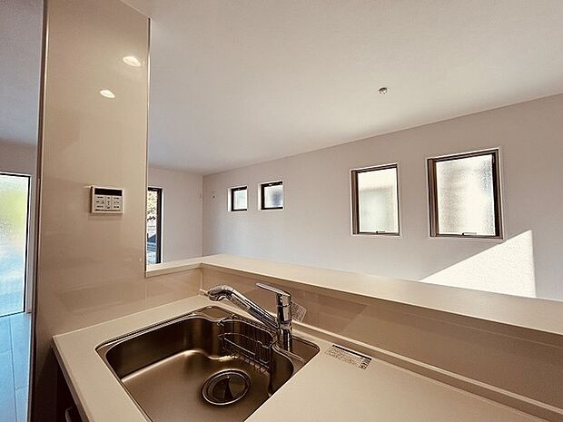 カウンターキッチンならではの開放的な見通し、全体が見渡せることでご家族の団欒スペースもより明るく笑顔が溢れる空間となります。 