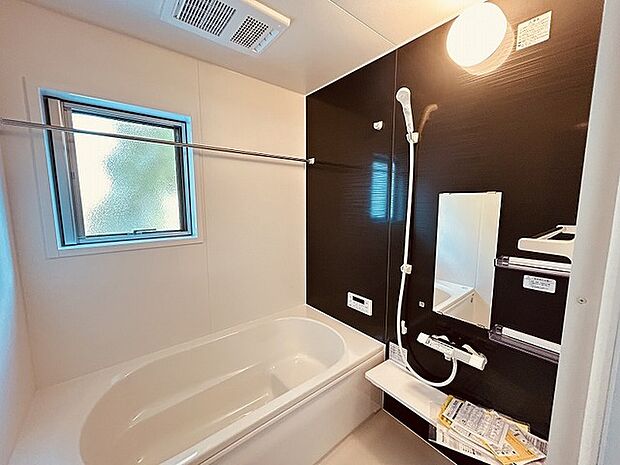 一日の疲れを癒してくれるゆったりとしたバスルームです。 