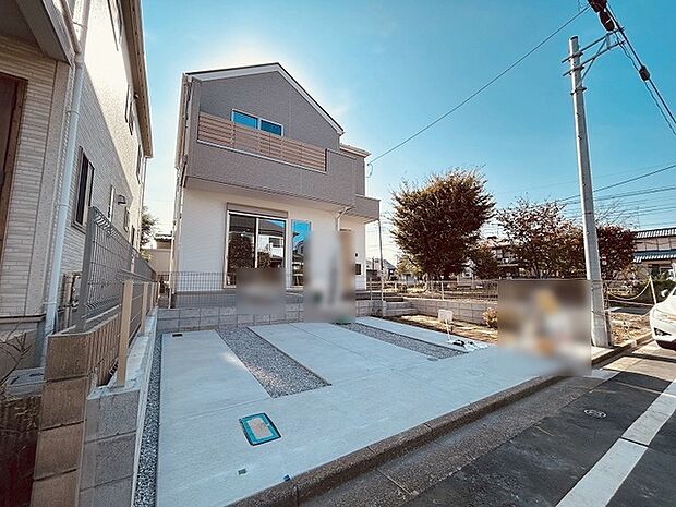 周辺の街並みの中で適度な主張、生活に溶け込むシンプルなデザインの外観が魅力の一戸建です。 