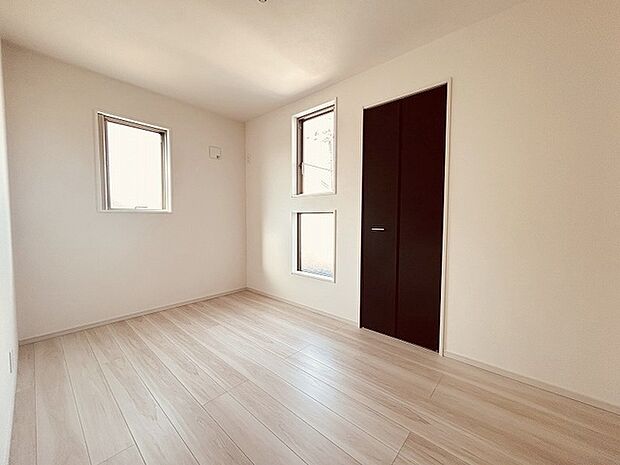 スタイリッシュなデザインと快適な居住性を兼ね備えた洋室。広々とした空間は、自分らしいインテリアを楽しむことができるほか、リラックスした時間を過ごすことができそうです。 