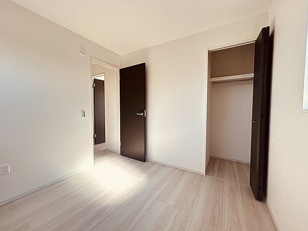 スマートなデザインと賢い収納が生活を快適にします。広々とした雰囲気を演出する工夫が施され、生活空間の魅力を引き出します。  