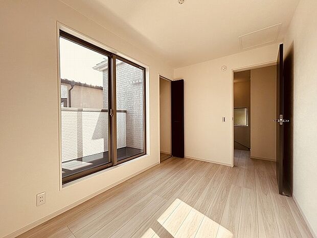 実際に室内をご見学頂くと生活のイメージが広がると思います。家具を置いたイメージや窓からの景色など。周辺で販売に出している物件も一緒にまとめてご見学頂き、比較する事もできます。