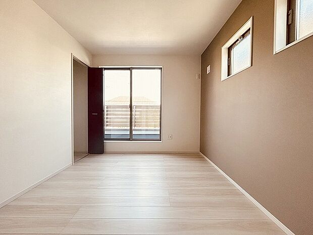 洋室はモダンなデザインと機能性を備え、快適な生活空間に。明るい窓から差し込む自然光が広々とした空間をさらに明るく開放的に感じさせます。  