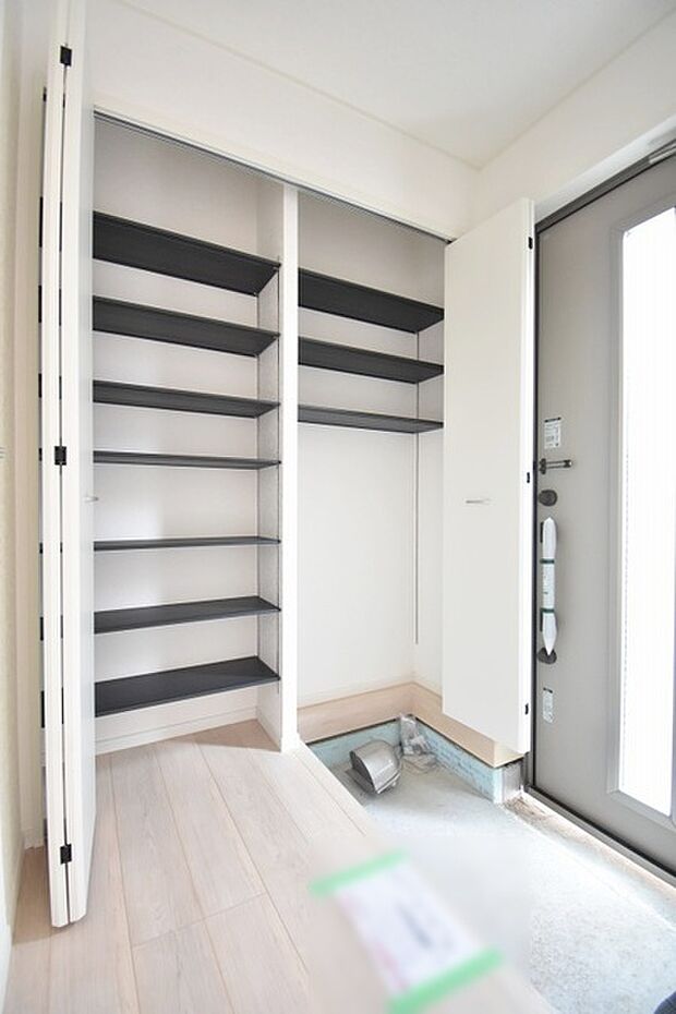 コンパクトながらも、使い勝手の良い玄関スペース。明るいデザインと、収納スペースを効果的に配置することで、使い勝手を最大限に引き出しています。