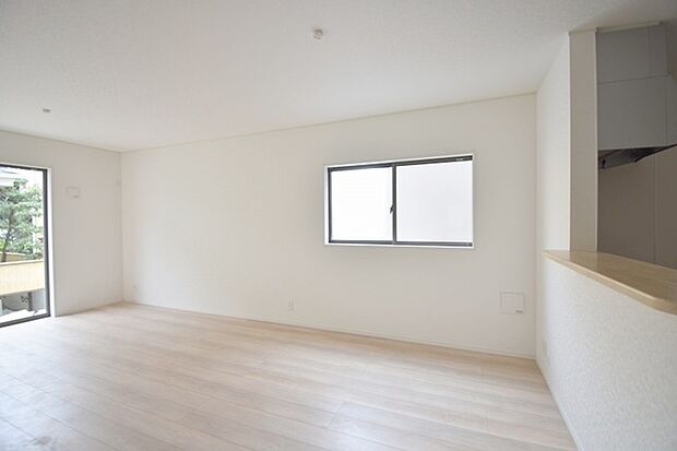 家族が食事するダイニングスペースをキッチンから見渡せる設計に。お料理をしながら家族とのコミュニケーションが増えそうな予感。