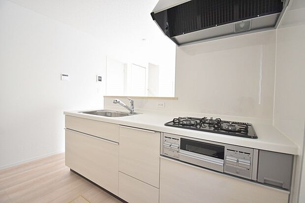 お料理をしながらリビングの家族やゲストとの会話が楽しめるカウンタータイプのキッチン。毎日のお料理を楽しく快適に。