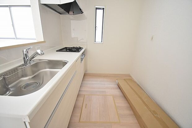 キッチンコンロスペースの近くには、空気の入れ替えが可能な開口部を設置!! お料理をする際には、換気扇を回しながら匂いが籠らない様に開放してお料理もお楽しみ頂けます。