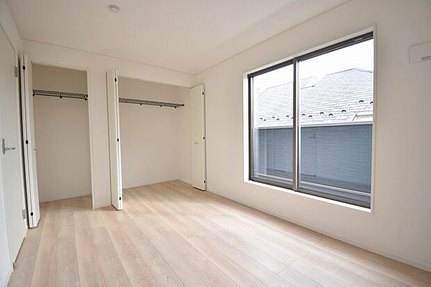 豊富な収納スペースもこの物件の特長の一つ。各所に収納が完備されており、生活をスッキリと整えることができます。